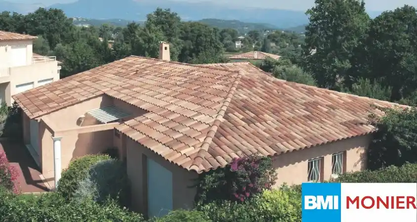 Tuile canal patinée à Montélimar